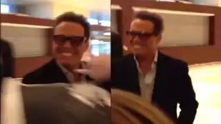 Luis Miguel da autógrafos a sus fans