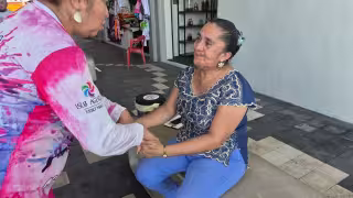 Olvida trajes bordados en un taxi y vive momentos de angustia