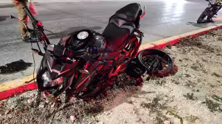 Motociclista se accidenta tras perder el control por exceso de velocidad en Cancún