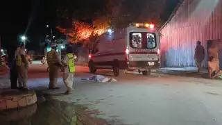 El cuerpo de la mujer fue cubierto con una manta blanca.