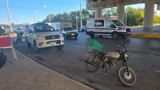 Paramédicos atienden a motociclista herido en cruce hacia Lerma