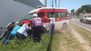 Combi cae a una zanja y choca contra un muro