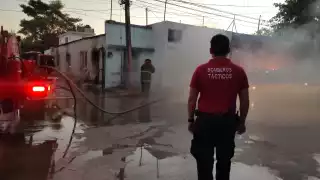 Antes de la llegada de los bomberos, vecinos intentaron apagar el fuego a cubetazos