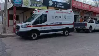 Una mujer realizaba limpieza en un negocio de la colonia 23 de Julio, en Campeche.