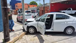 Conductora de vehículo de la CFE presuntamente se pasa el alto y provoca choque contra taxi en la colonia Salitral