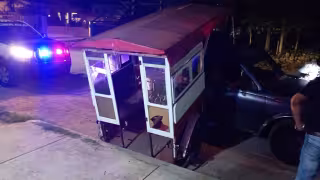 Ebrio conductor impacta a mototaxi y lo deja semi volcado en Calkiní