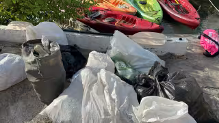 Voluntarios recogieron globos inflados con helio, usados durante festejos en embarcaciones