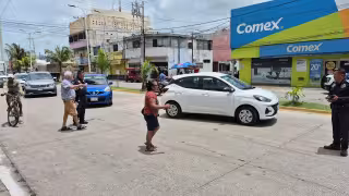 Motociclista impacta automóvil Hyundai en avenida 10 de Julio