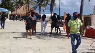 Pese a la pandemia muchos turistas han permanecido con el ánimo de conocer las bellezas naturales de la Riviera Maya