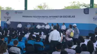 Mauricio Vila se encuentra en una preparatoria de Ciudad Caucel en Mérida