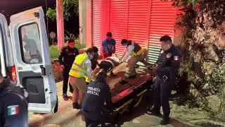 Motociclista ebrio pierde el control y se estrella contra una barda en Campeche