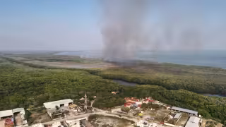 Fuerte incendio en Laguna de Términos genera enorme nube de humo en Carmen