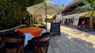 Restaurantes y comercios lucen vacíos ante la caída del turismo en la zona.