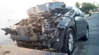 La camioneta Honda, con placas de circulación YYR-422-B, fue levantada por la policía y trasladada al depósito vehicular