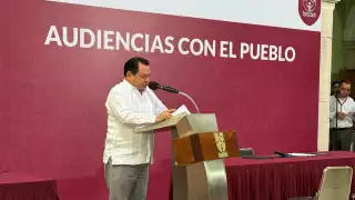 El gobernador Joaquín Díaz Mena recibe a yucatecos en el Palacio de Gobierno