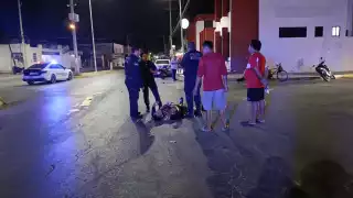 Hombre sufre fracturas en piernas tras accidente por invadir carril preferencial