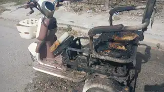 Motocicleta eléctrica se incendia en colonia Ricardo Flores Magón, en Escárcega