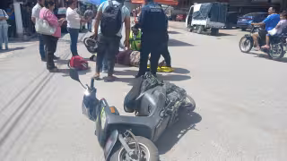 Mototaxi embiste a motociclista y huye en pleno Centro de Escárcega