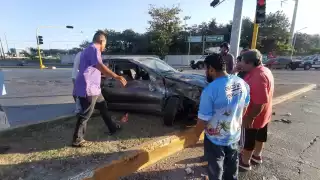 Automovilista ebrio provoca volcadura en Ciudad del Carmen