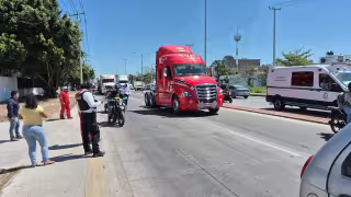 Un tractocamión y un automóvil compacto chocaron sobre la avenida Isla de Tris, en el fraccionamiento Santa Rita 1.