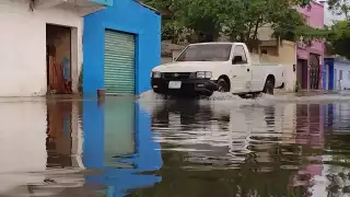 La calle 64 entre la avenida Lázaro Cárdenas y la calle 73 de la colonia Leona Vicario, el agua ha superado el nivel de la banqueta