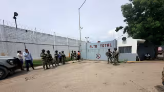 Una jornada de violencia en el penal El Castillo de Mazatlán dejó al menos ocho muertos.