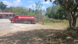 Bomberos evitan tragedia tras incendio provocado por “efecto lupa” en Escárcega
