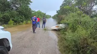 La inundación afecta tanto a vehículos como a campesinos con parcelas en la zona