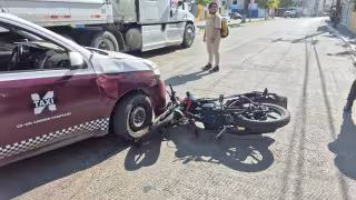 Un motociclista resultó lesionado tras ser impactado por un taxi en la colonia Benito Juárez.