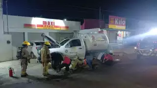 Bomberos atienden falla en pipa de gas sobre la avenida Concordia de Campeche