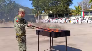 Escoltas escolares reciben nuevos lábaros patrios en el Décimo Batallón