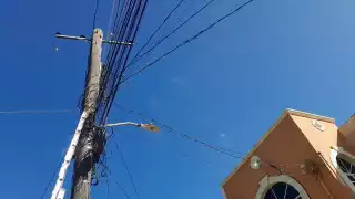 Poste con cables de alta tensión en riesgo de colapso: CFE ignora reportes ciudadanos