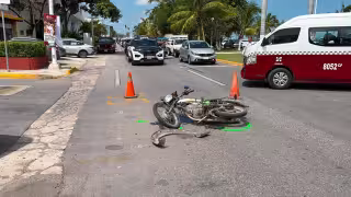 Camioneta invade carril y provoca accidente con motociclista en el malecón de Campeche