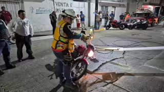 Luminaria cae sobre motociclista en avenida 10 de Julio y sobrevive de milagro