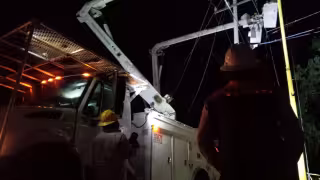 Hasta poco más de las 22 horas personal de la CFE continúa restableciendo el suministro eléctrico Foto: Alejandro Moreno