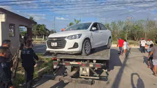 Jóvenes vuelcan auto en Chiná y dejan sin luz a varias familias