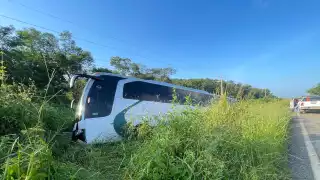 Camión de obreros vuelca en Hopelchén; deja 4 lesionados