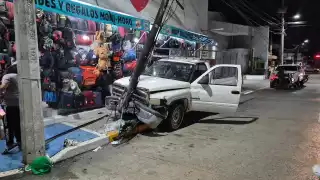 La camioneta terminó impactada contra un poste de Telmex tras el accidente ocurrido en la colonia Francisco I. Madero, en Chetumal.