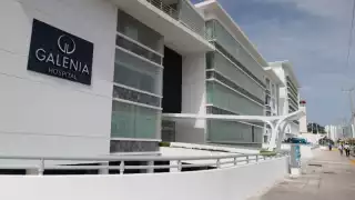 El hombre herido está siendo intervenido en el Hospital Galenia de Cancún por la gravedad de sus lesiones