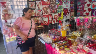 El mercado principal de Campeche se llena de chocolates, flores y regalos en vísperas de San Valentín, con un ambiente festivo que atrae a familias, jóvenes y parejas.