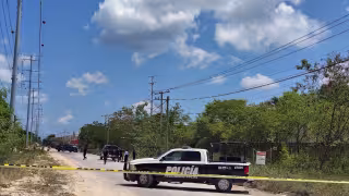 ¡Hallazgo de terror! Encuentran un cuerpo embolsado dentro de una camioneta en la SM 259 de Cancún