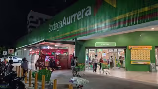 Pareja es retenida por seguridad tras presunto intento de robo en Bodega Aurrerá de San Miguel