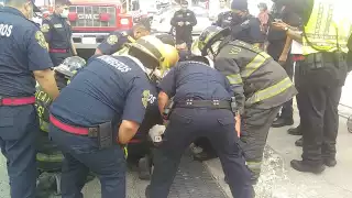 Bomberos rescatan a menor atorada en Mérida