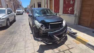 Camioneta se pasa el alto y causa accidente en cruce de la 12 y 61 del Centro Histórico de Campeche