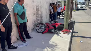 Un motociclista resultó herido tras chocar contra una camioneta en la colonia Tecolutla.