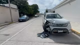 Una distracción al volante provocó un choque contra un vehículo estacionado en la colonia Playa Norte.