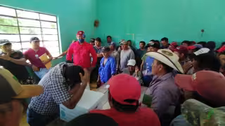 Los campesinos exigieron que se les entregara el fertiliazante por el cual pagaron el 50%. Foto: Jorge Amado Caamal