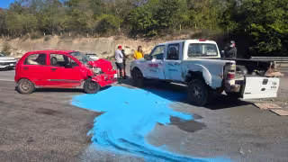 Camioneta provoca accidente al dar vuelta en “U”