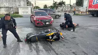 Debido al impacto, el motociclista terminó con golpes por lo que fue llevado al hospital