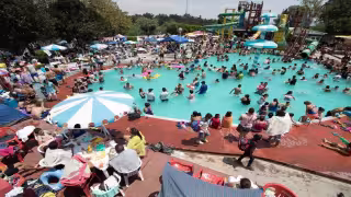 Bañistas bloquean las calles de la CDMX y exigen apertura de balnearios